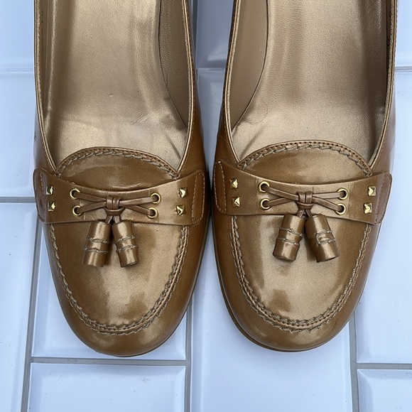 STUART WEITZMAN Champagne Gold Patent Leather Tassel Pumps Size 8M Kitten Heel - Picture 4 of 14